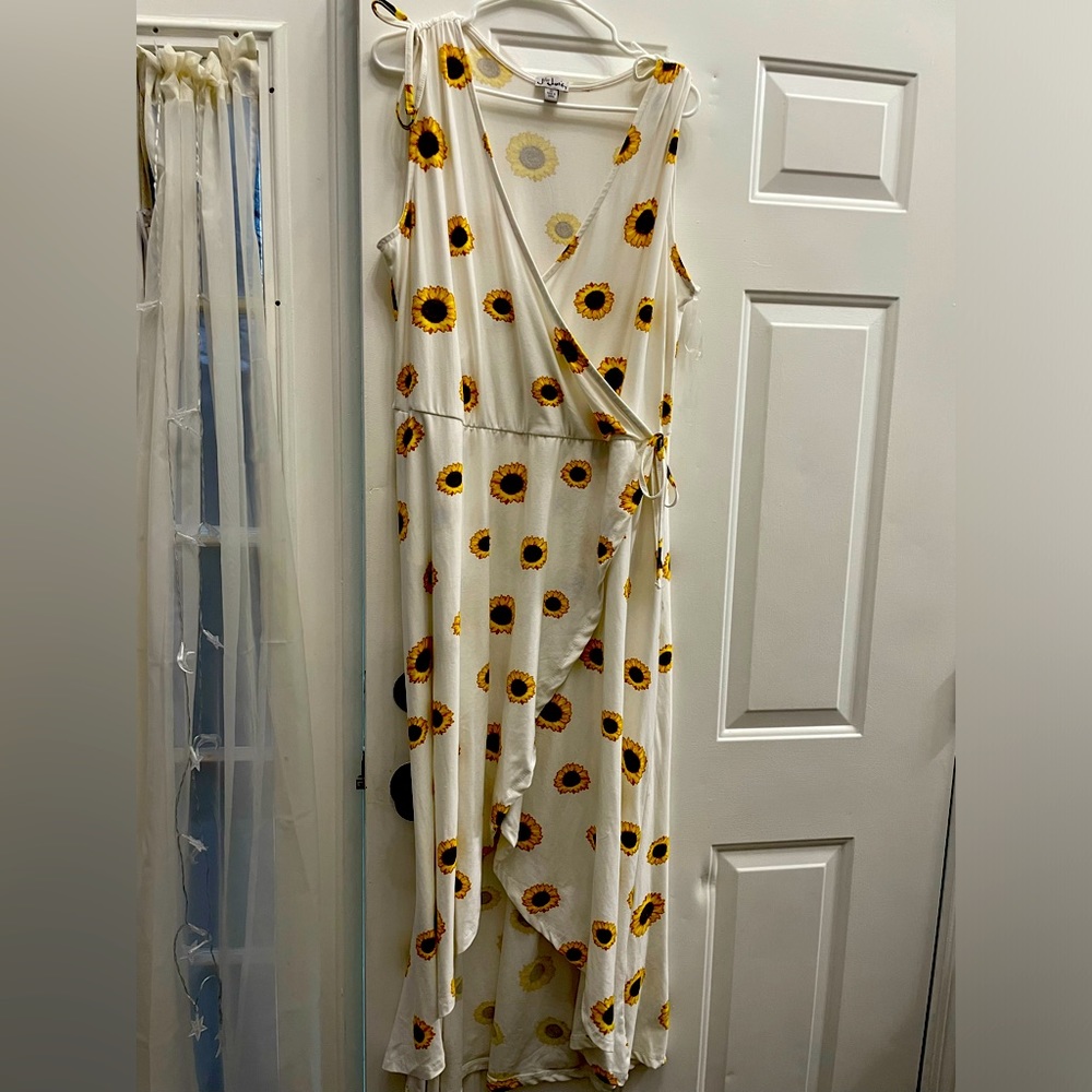 Beautiful dress for summer printed with sunflower 🌻, sleeveless.For various use